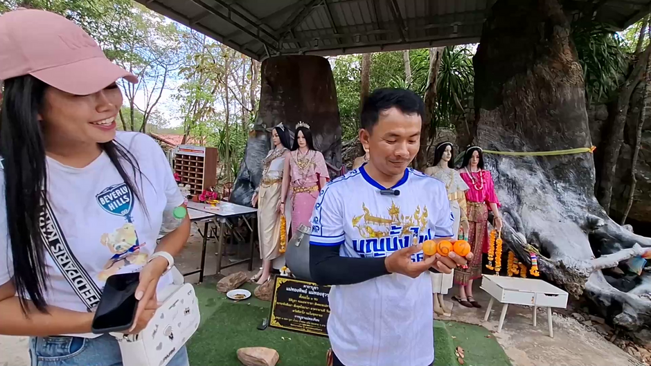 หนุ่มพาแฟนสาวมากราบสิ่งศักดิ์สิทธิ์ จุดธูปเสี่ยงทาย ล้วงไข่ในไหเจ้าแม่ตะเคียนได้ตรงที่ตั้งใจไว้