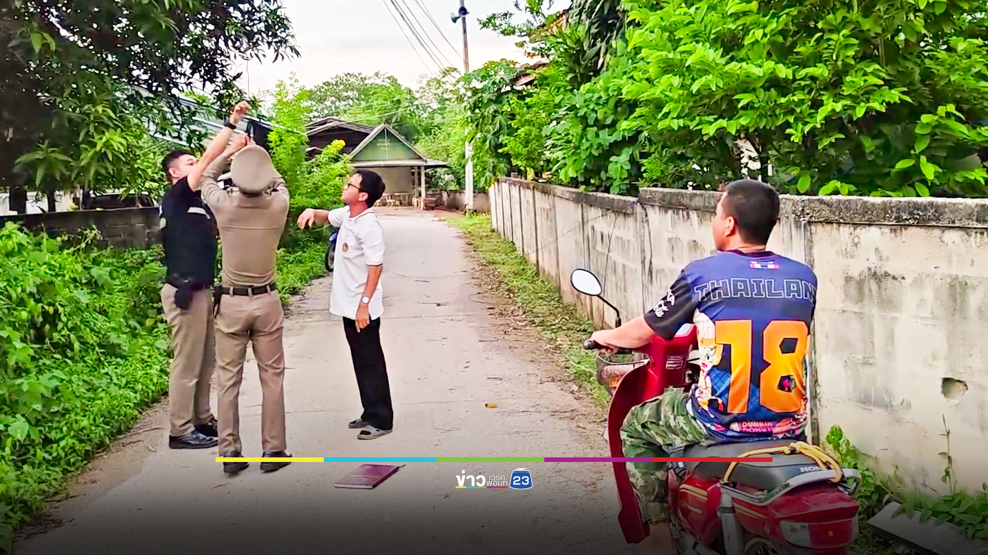 สายสื่อสารเกี่ยว จยย.ตาวัย 75 ล้มเจ็บกลางหมู่บ้าน