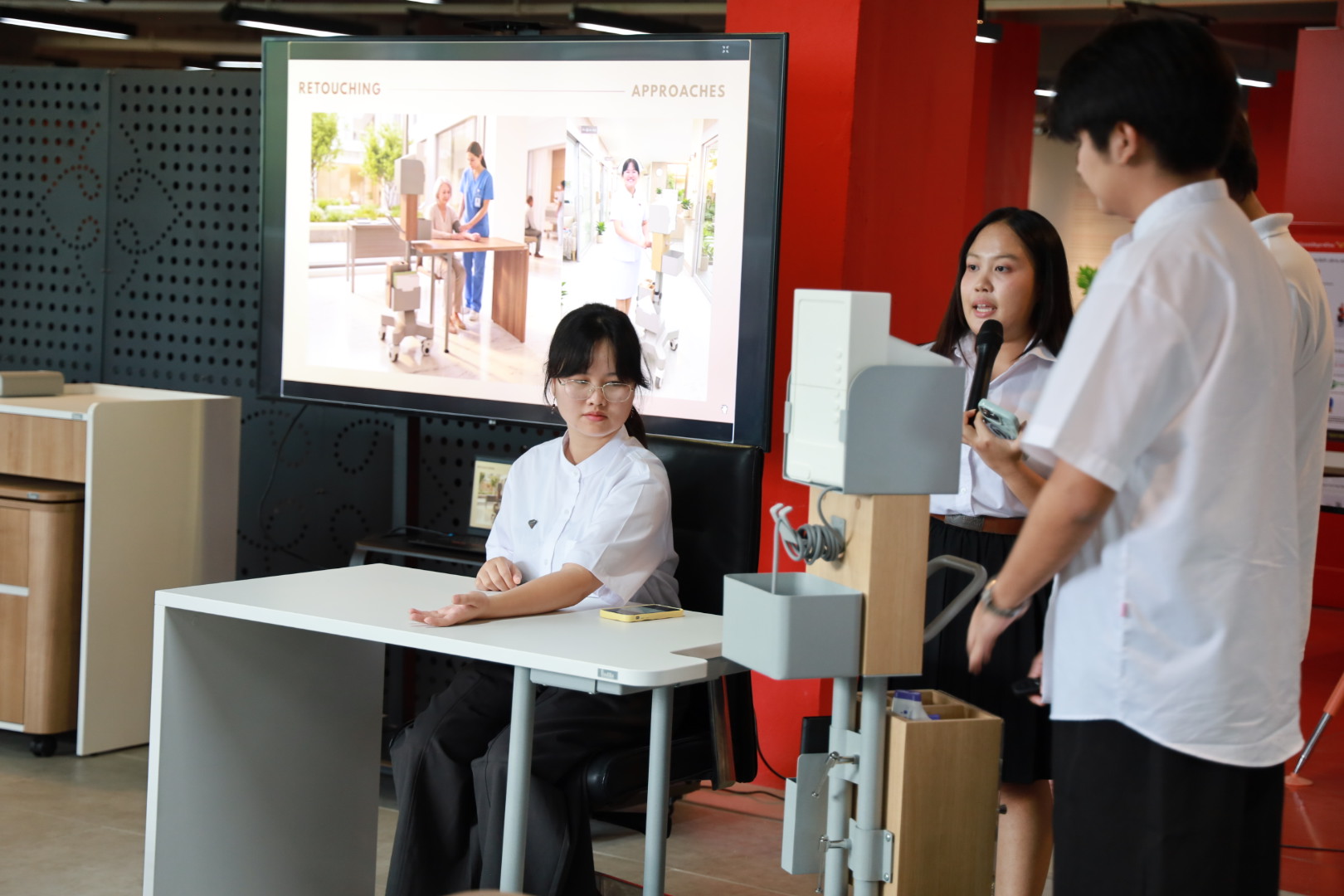 ม.กรุงเทพจัดประกวดเฟอร์นิเจอร์! ลุยโจทย์จริงธุรกิจเฮลท์แคร์