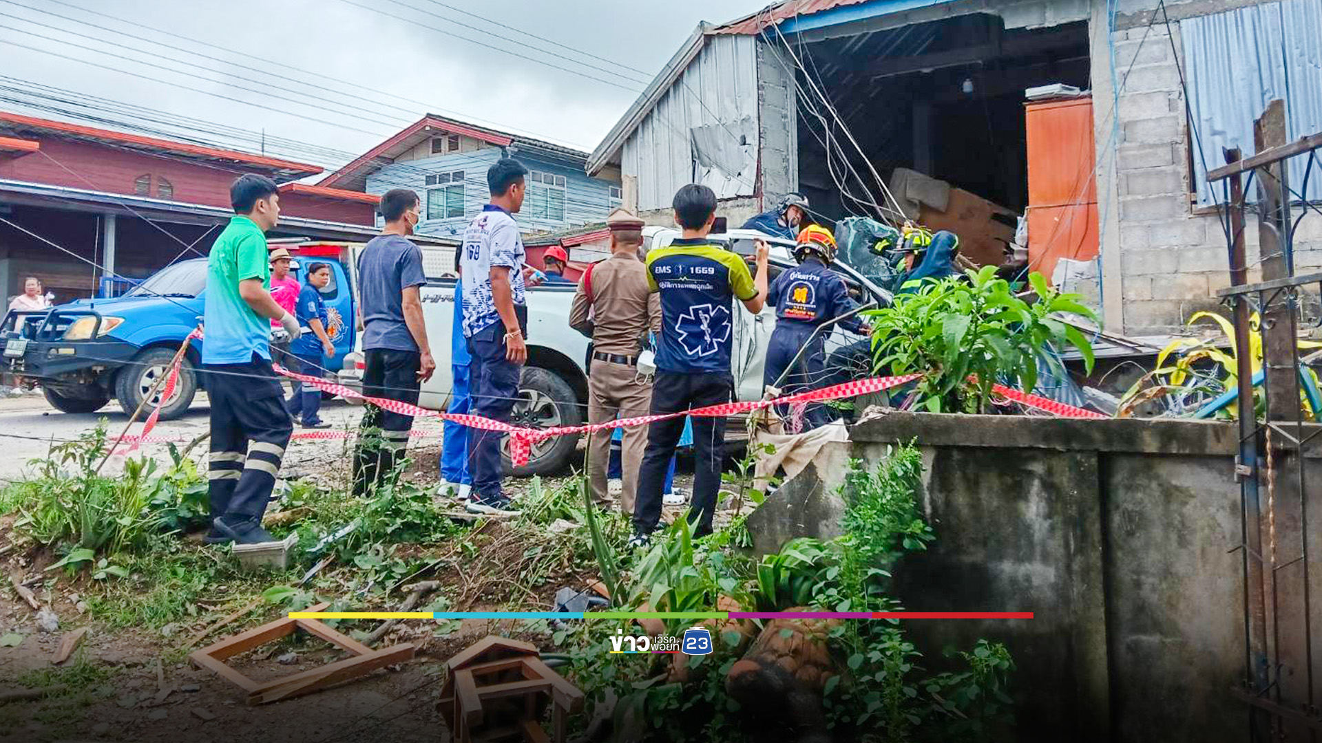 กระบะหักหลบรถนักเรียน หลุดโค้งชนบ้านพัง 2 หลัง ดับ 2 เจ็บ 2