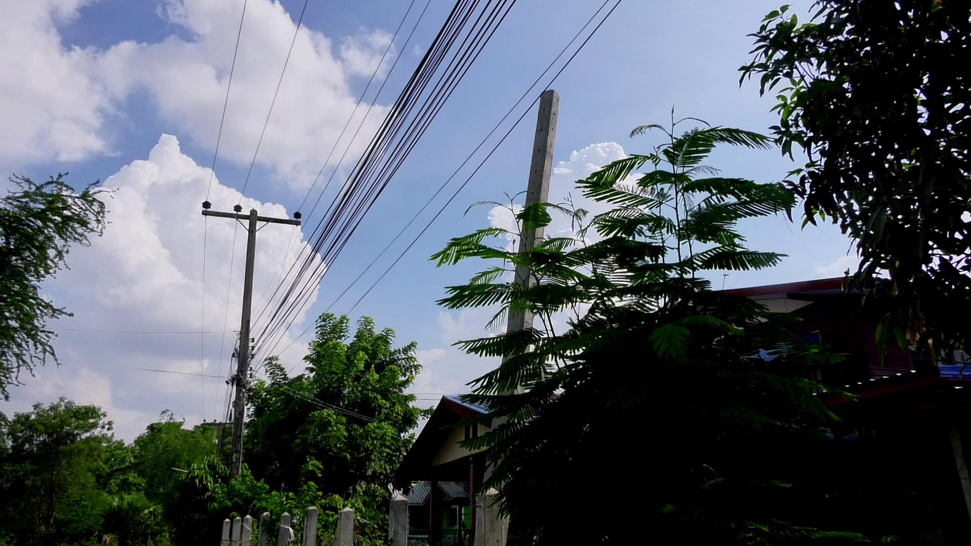 บังคับเครนพลาด เกี่ยวสายไฟฟ้า โดนไฟดูดดับอนาถ