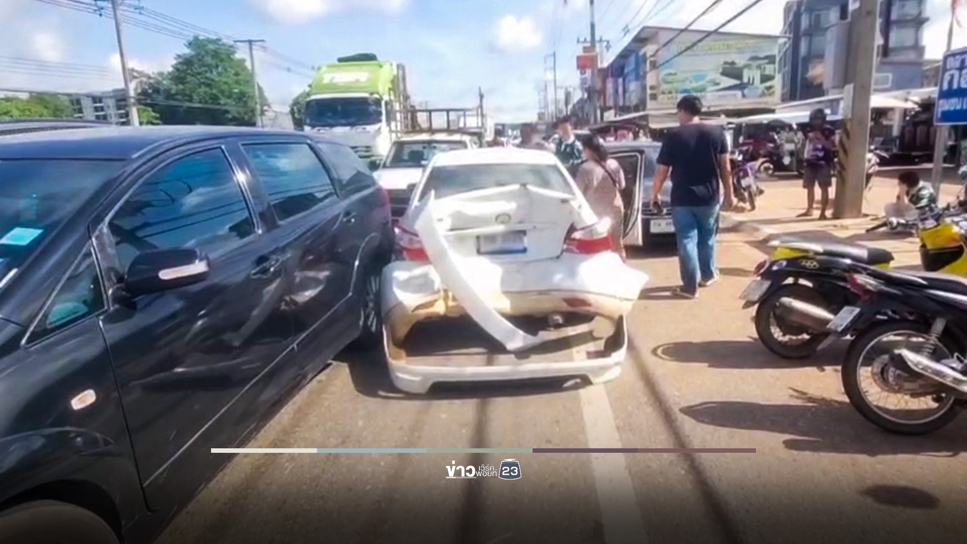 เก่งจอดรอเข้าตลาดถูกกระบะเสยท้าย ไหลชนรถยนต์อีก 2 คนไร้เจ็บ ไม่นานบิ๊กไบค์ชนวิน จยย.ดับ 1 สาหัส 1