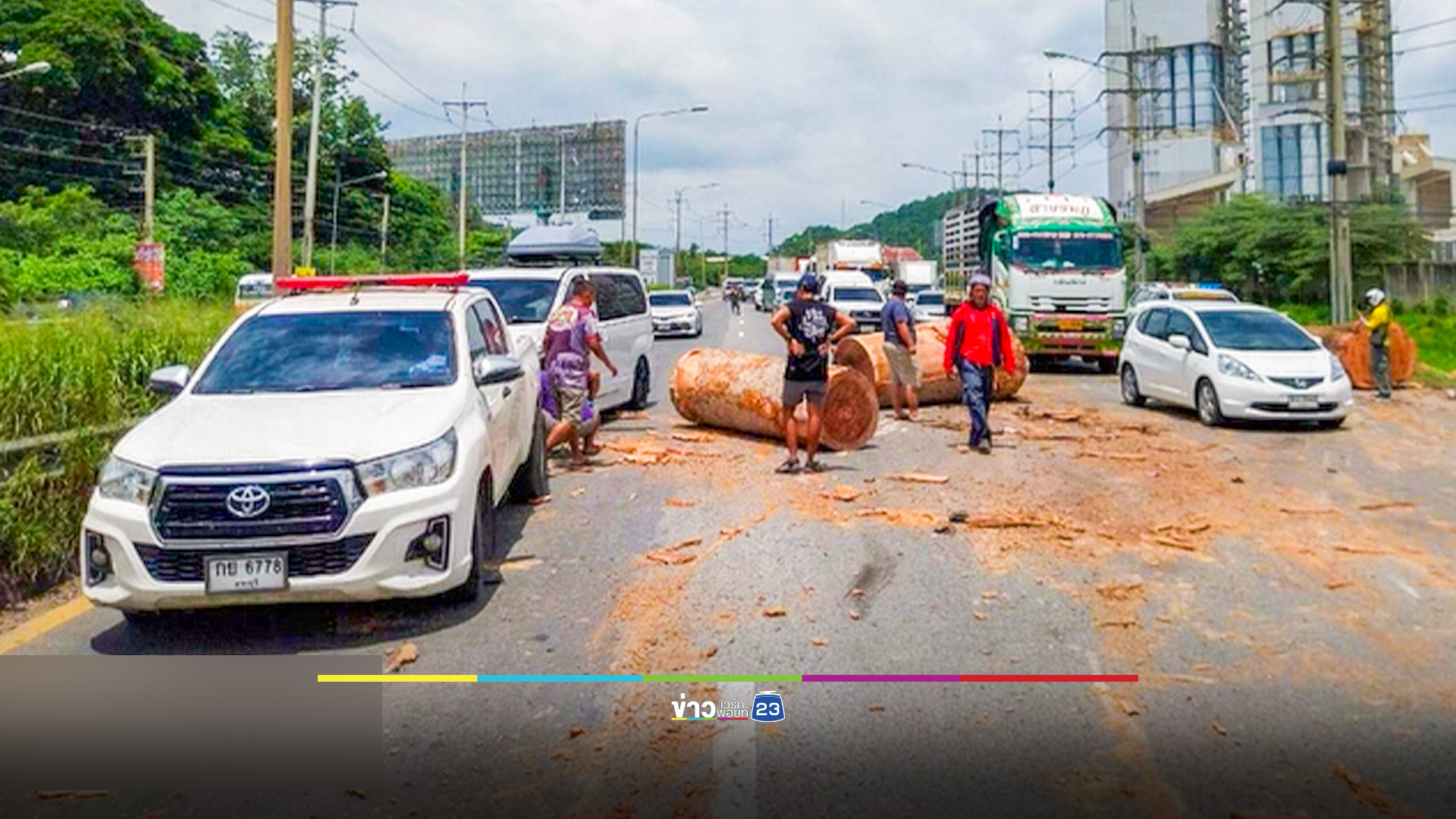 เทรลเลอร์เบรกแตก พุ่งข้ามเลน กวาด 5 คัน บาดเจ็บ 4 ทำรถติดหนึบ