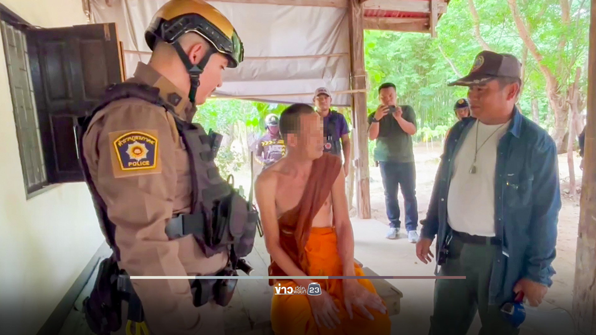 รวบคาผ้าเหลือง! พระคลั่งบ่นพึมพำคนปองร้าย ตรวจเจอหมายจับเมาขับหนีศาล