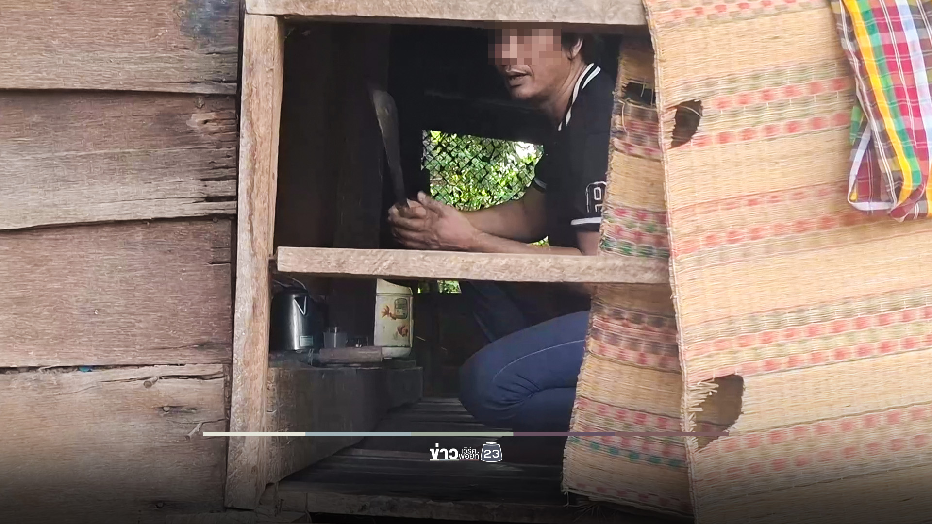 สยบระทึก! รวบชายคลั่งยาควงมีดคู่ท้าสู้ตาย ก่อนพลาดท่าสะดุดพื้นบ้าน