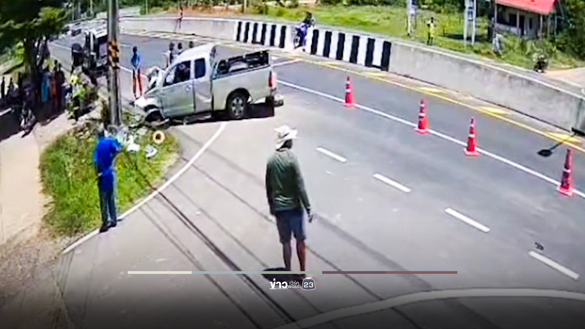 กระบะเฉี่ยวชน เสียหลักพุ่งอัดเสาไฟฟ้า คนขับดับสลด
