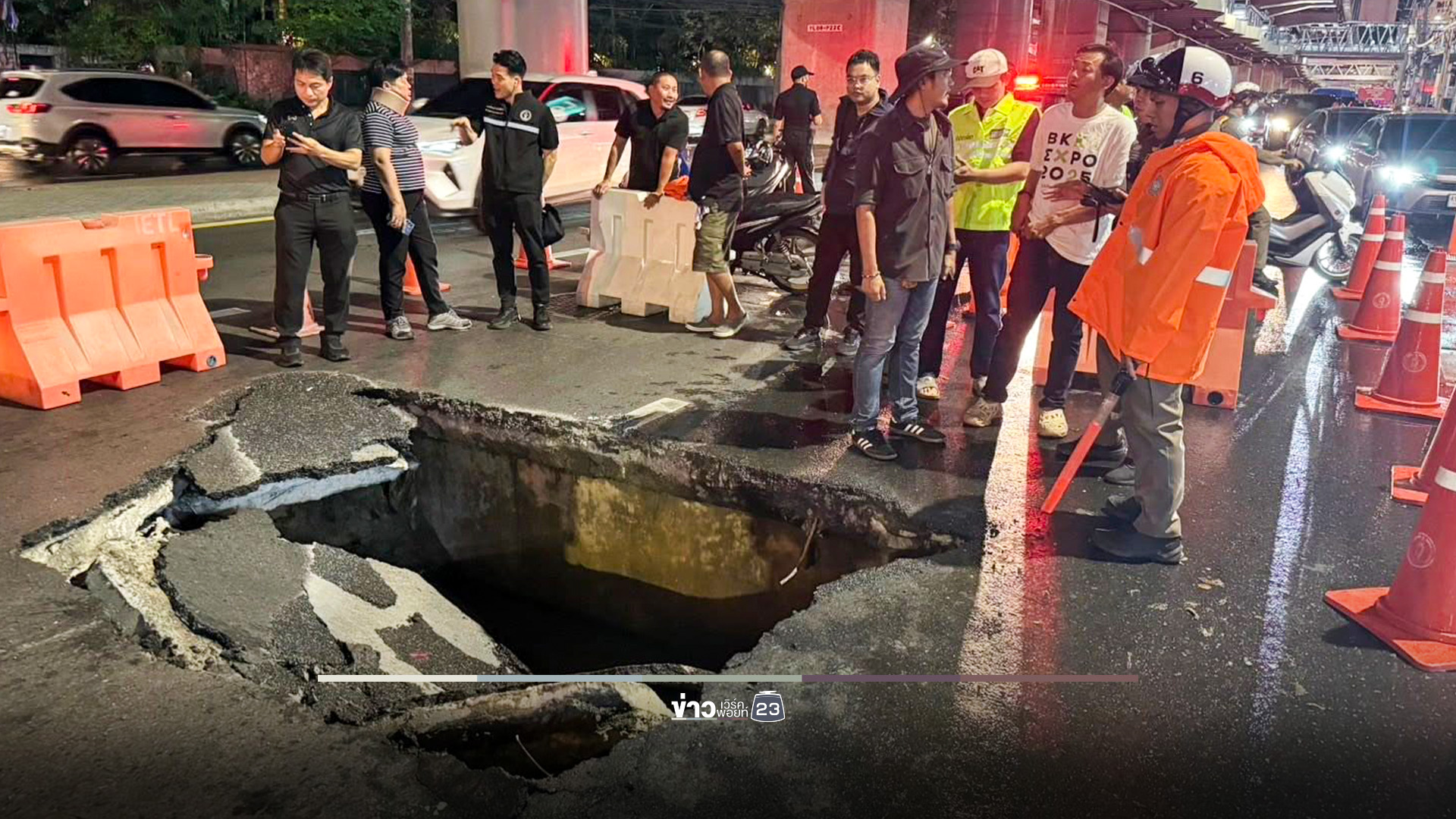ถนนลาดพร้าวทรุดตัว ขาออก จนท.เร่งดูดน้ำเตรียมเทปูนทรายอัดหลุม