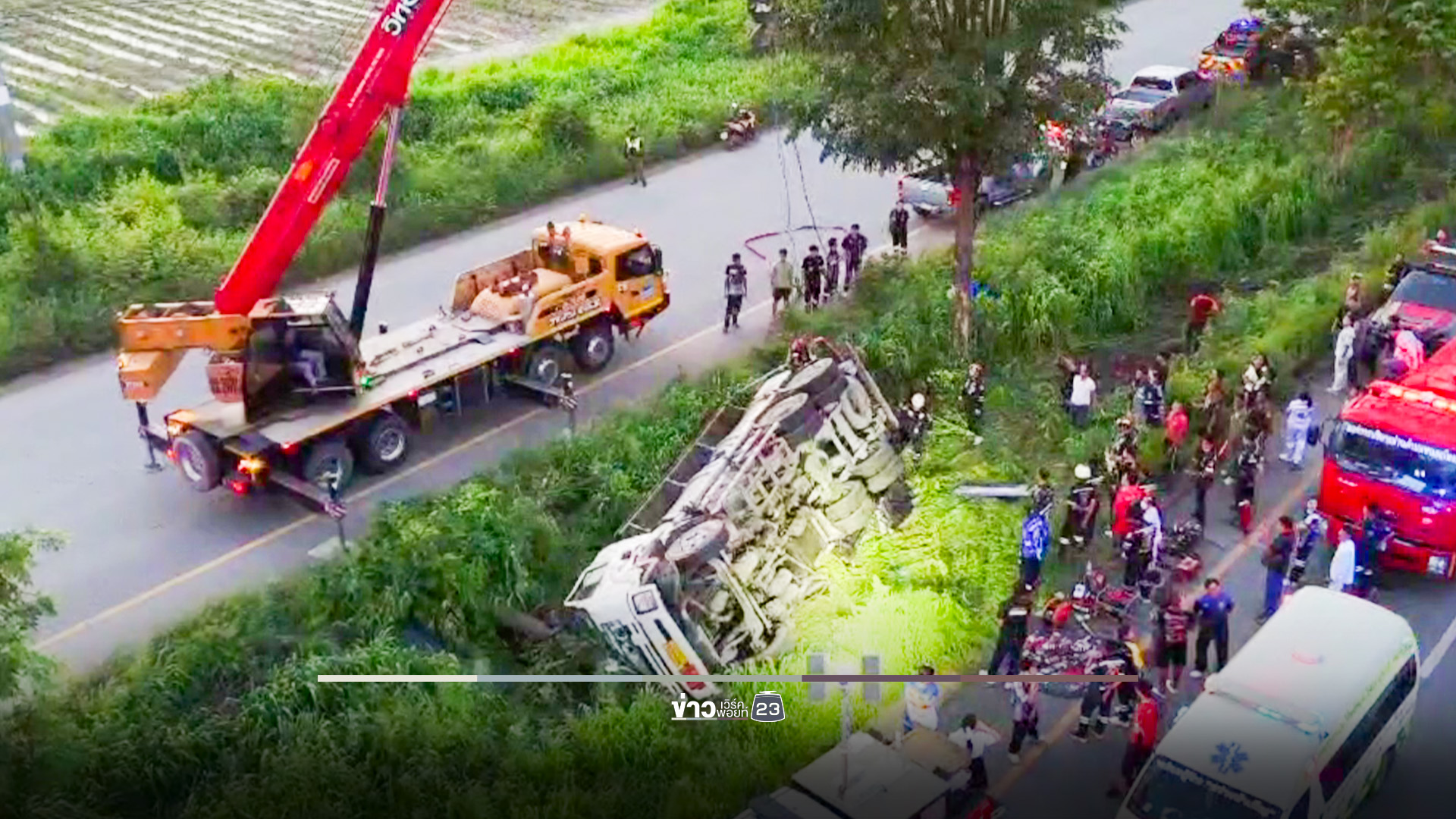 สิบล้อบรรทุกสารเคมี พลิกคว่ำทับรถเก๋ง หนุ่มคนขับดับคาซาก
