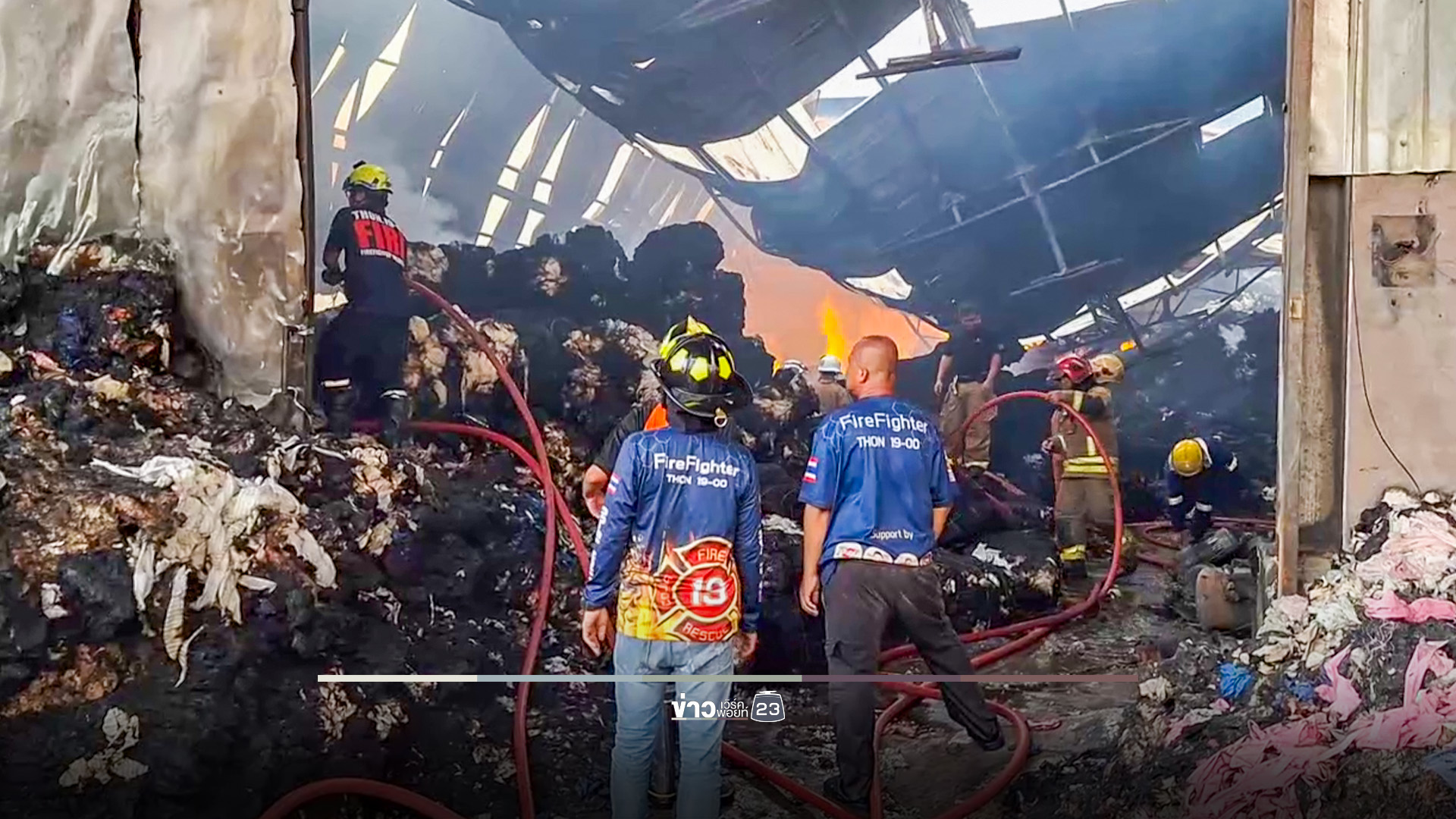 ไฟไหม้ใหญ่โกดังผ้าสำเร็จรูปพระสมุทรเจดีย์ ระดมรถน้ำ 50 คัน คาดคุมเพลิงได้ก่อนเที่ยงคืน