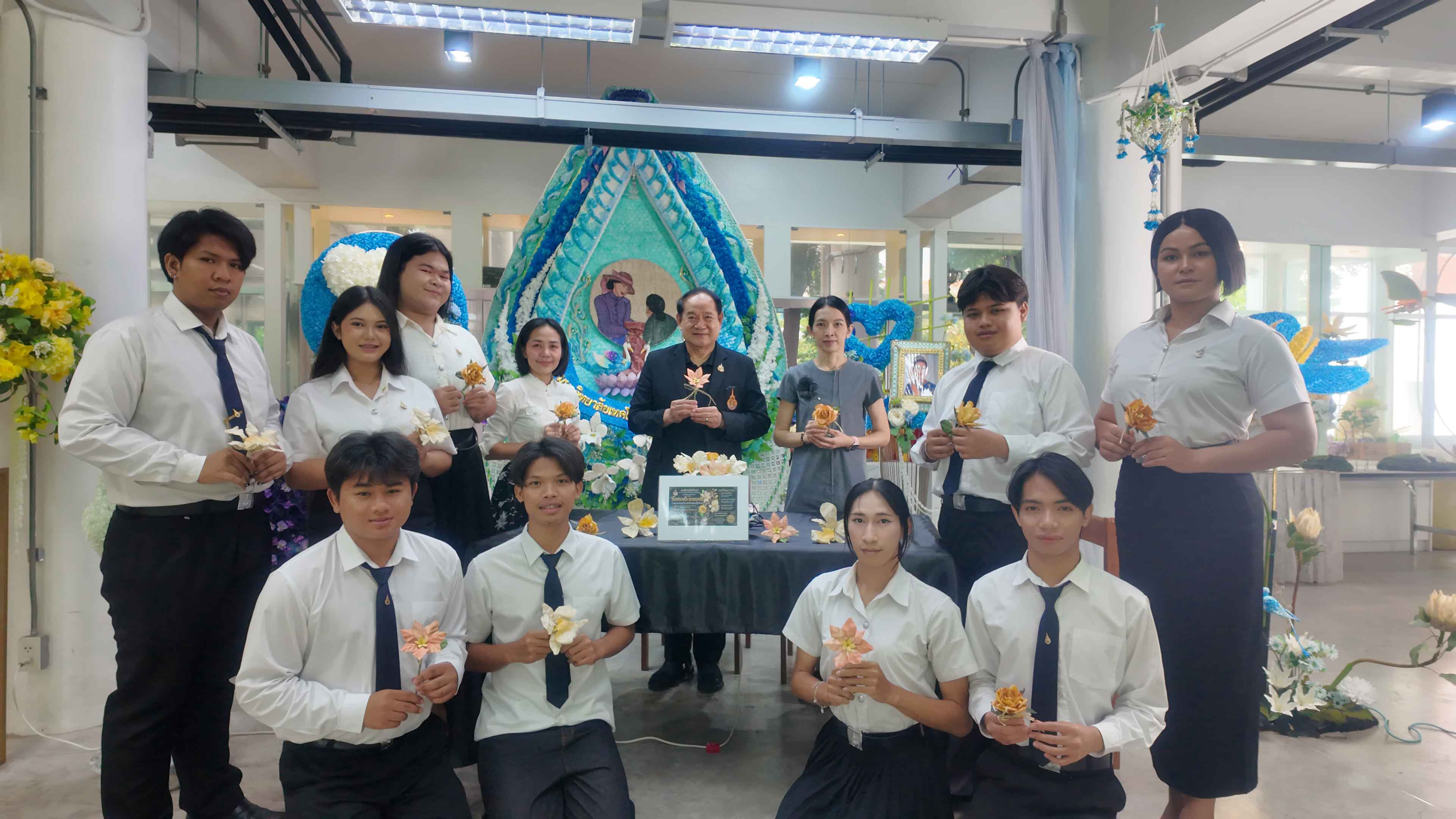 ราชมงคลธัญบุรีรวมพลัง ประดิษฐ์ดอกไม้จันทน์ 3 แบบในพระนาม “ควีนสิริกิติ์”