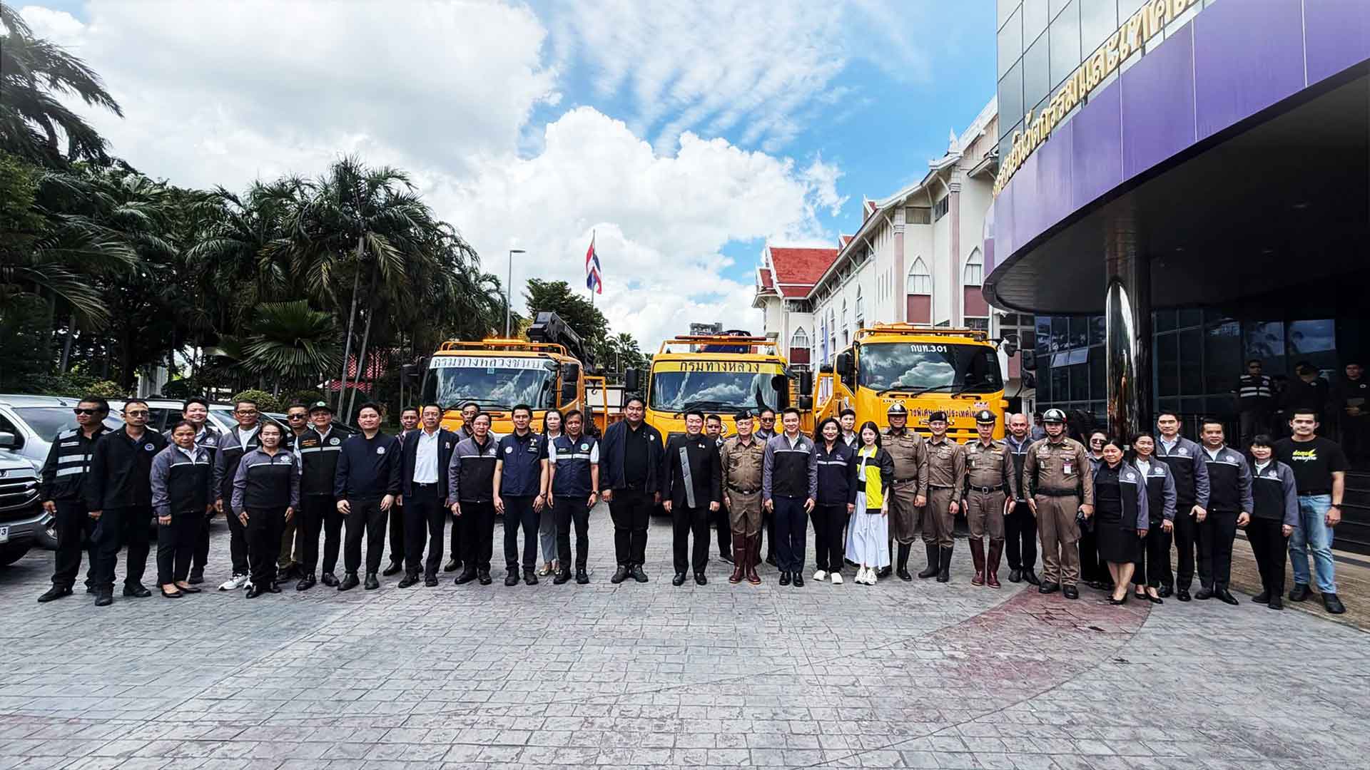 แฟลชเอ็กซ์เพรส ส่งรถยกช่วยยกรถจมน้ำท่วมกทม.