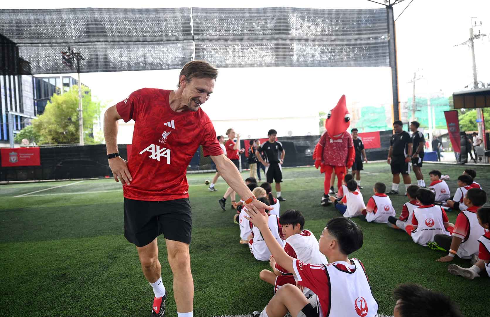 ฝันที่เป็นจริง! เด็กไทย 32 คน กระทบไหล่ตำนานลิเวอร์พูล ฝึกทักษะ "The Liverpool Way"