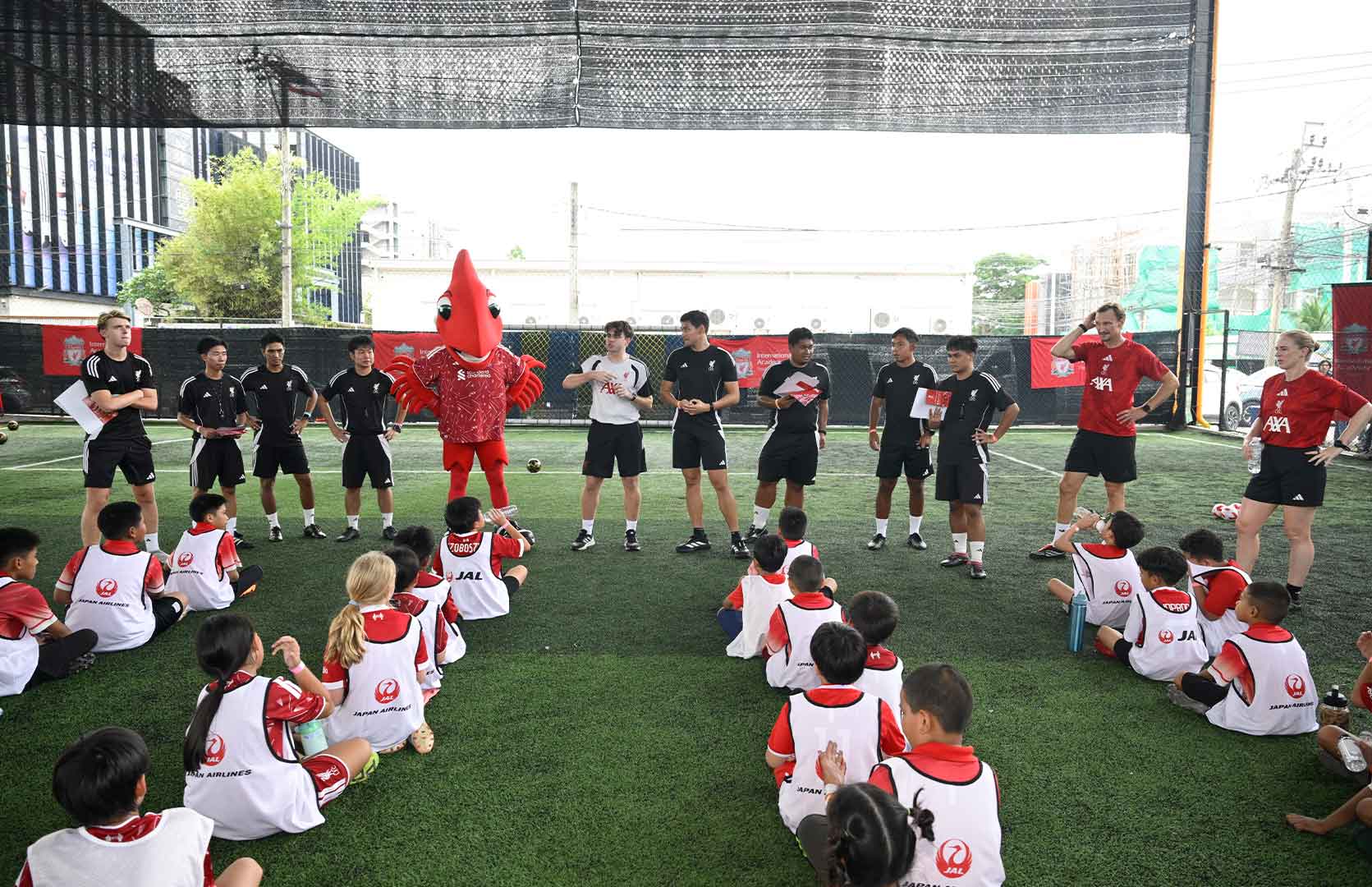 ฝันที่เป็นจริง! เด็กไทย 32 คน กระทบไหล่ตำนานลิเวอร์พูล ฝึกทักษะ "The Liverpool Way"