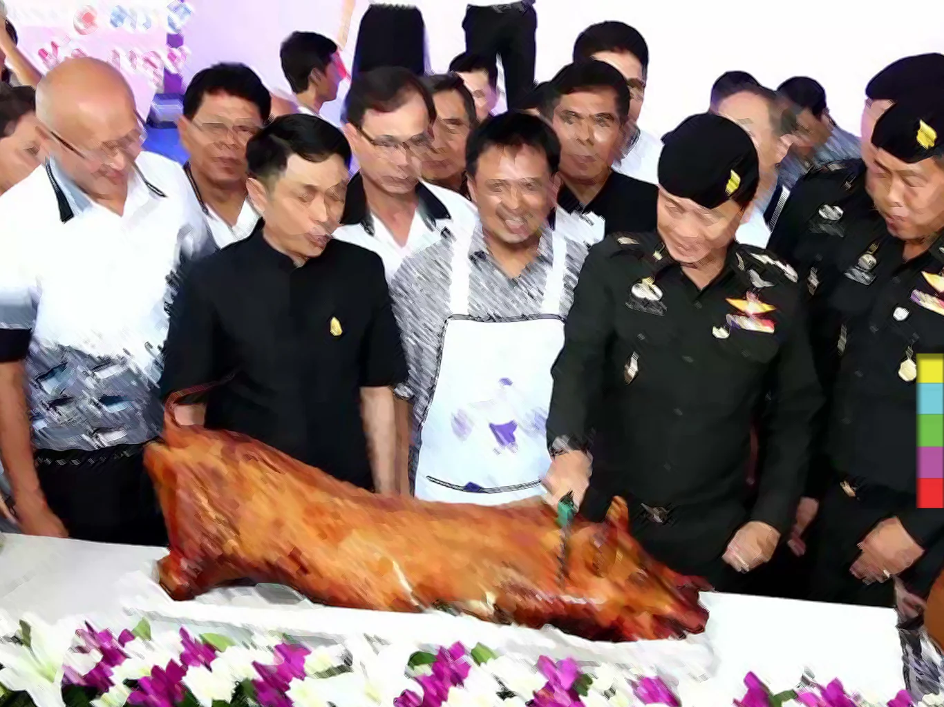 แม่ทัพภาค 4 สับหมูย่าง ตัดเค้กเมืองตรัง เปิดงานเทศกาลอาหารอร่อย นทท.ทะลัก ฟิน !