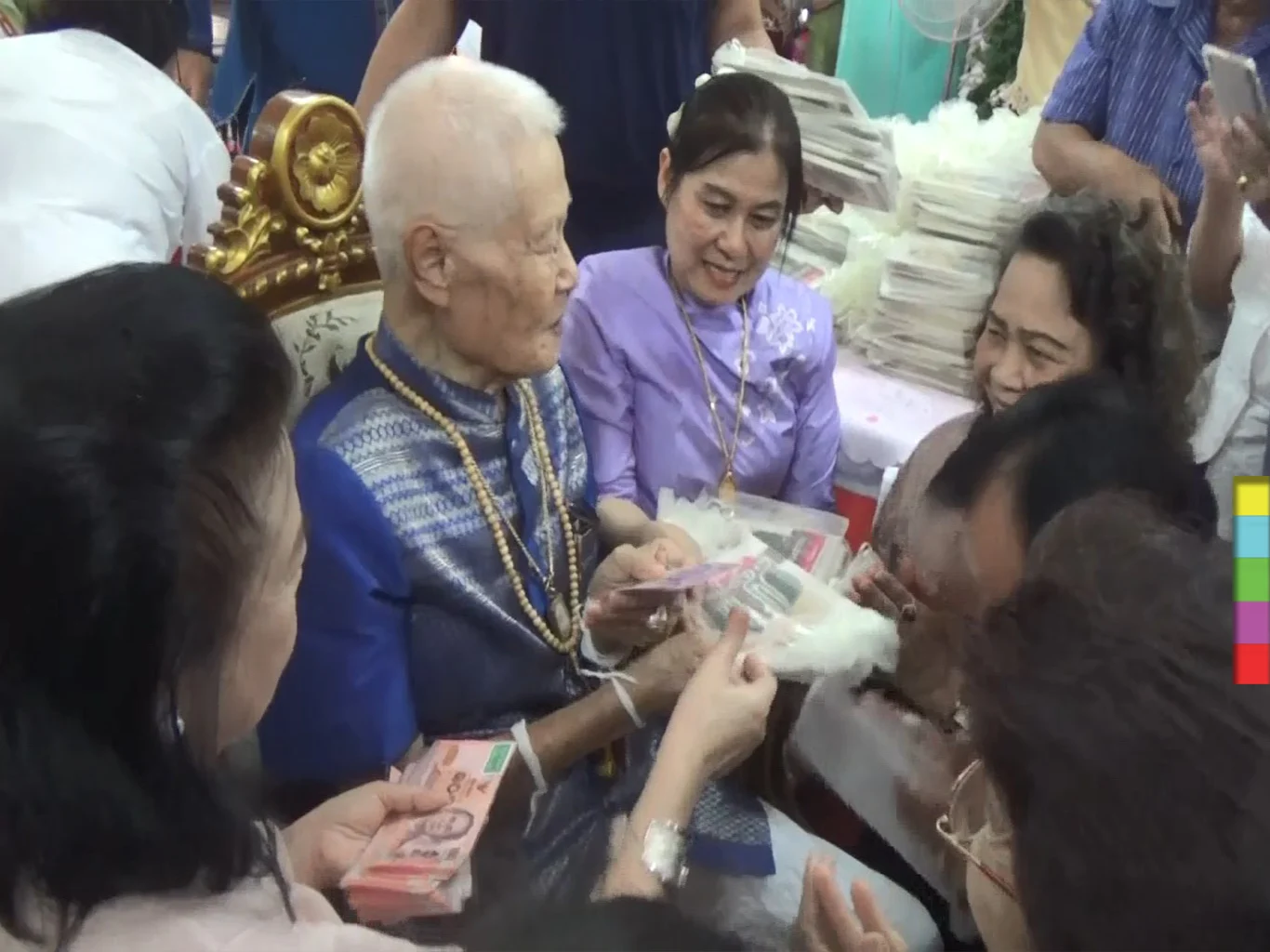 ฮือฮา ! เศรษฐีเชียงใหม่ทำบุญวันเกิดวัย 84 ปี ทุ่มแจกเงินนับล้านบาท