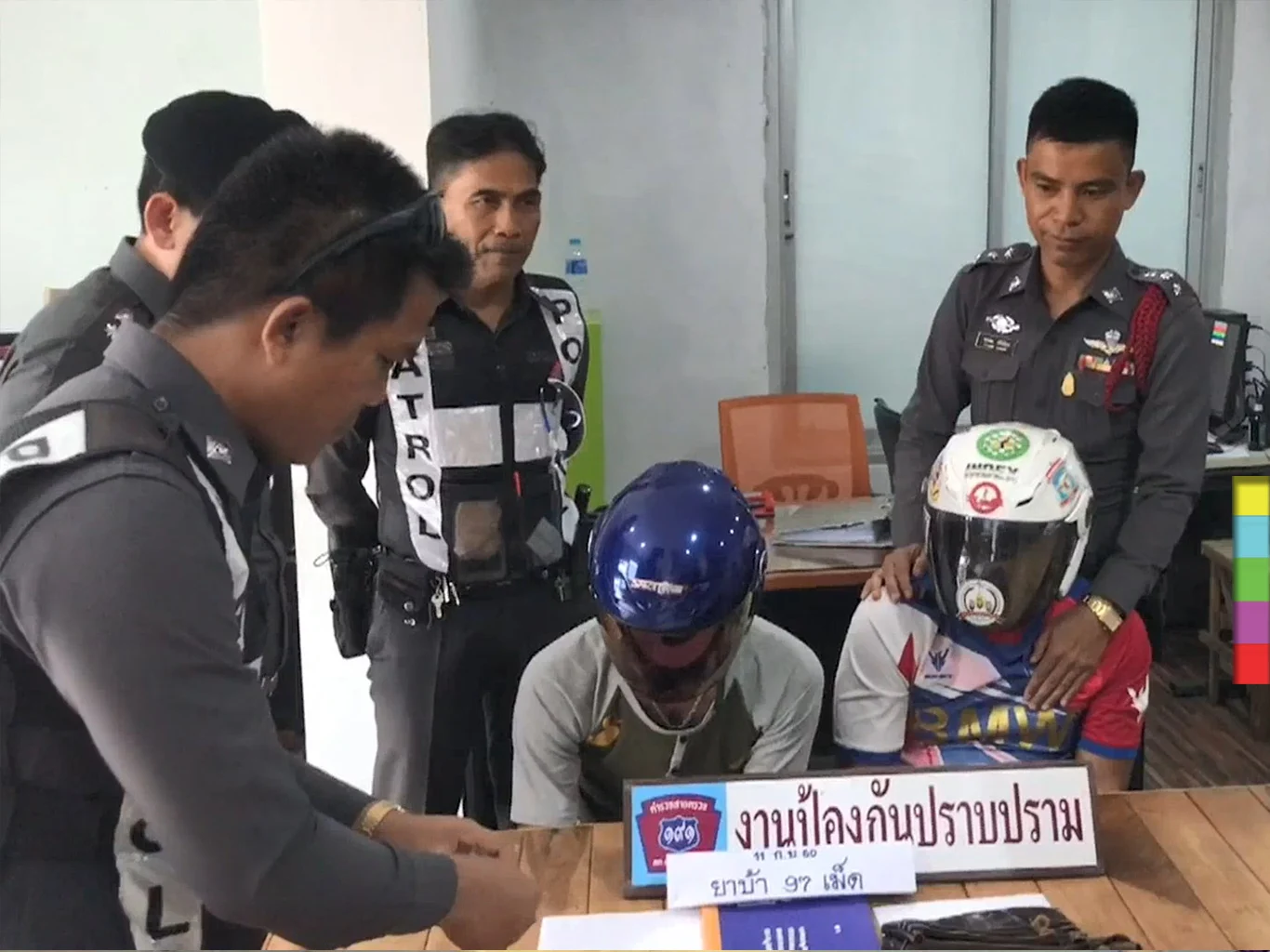 ไม่พ้นสายตา ตร. ! รวบ 2 หนุ่ม ซ่อนยาบ้าในด้ามปากกาเกือบร้อยเม็ด