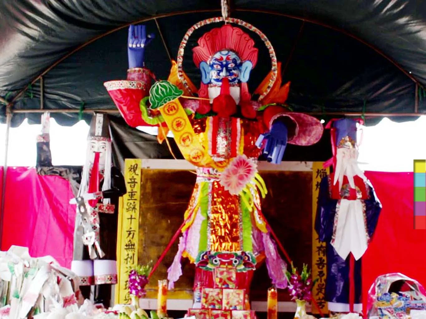 มูลนิธิสว่างบำเพ็ญธรรมสถาน จัดพิธีทิ้งกระจาด คนนับพันรอรับของแจก