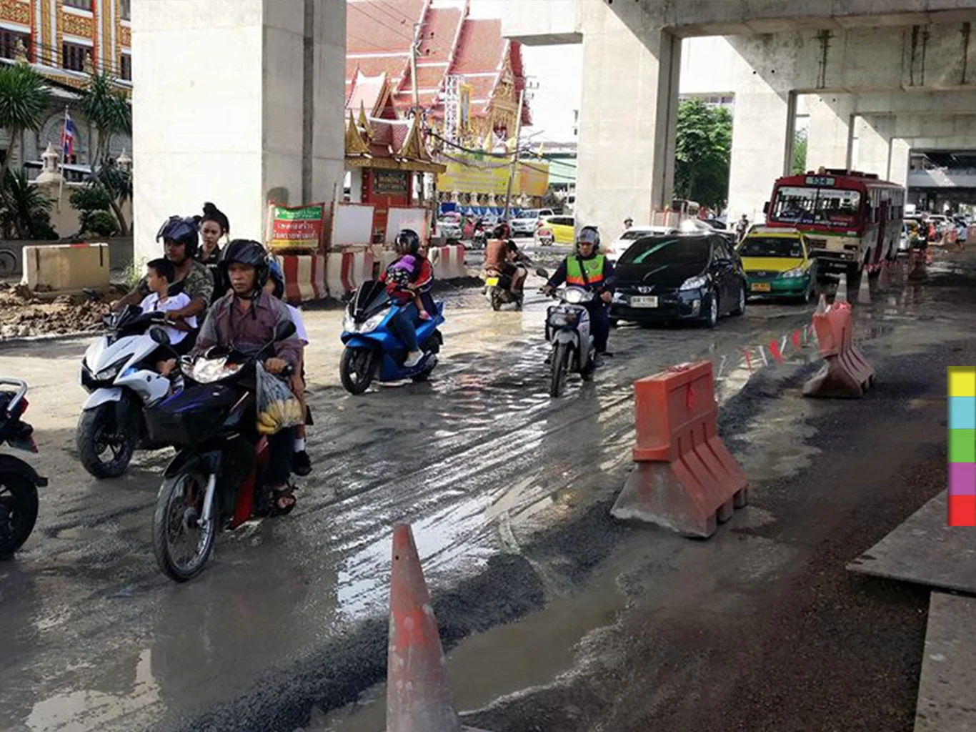 ชาวบ้านใกล้ “วัดเสมียนนารี” วอนปรับถนนใต้รถไฟฟ้าสายสีแดง
