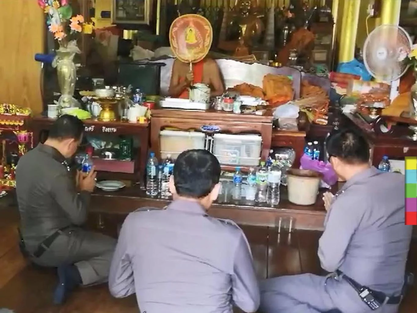 ตร.จำต้องลุกไปปฏิบัติหน้าที่จนเกลี้ยงศาลา  ระหว่างหลวงตายกตาลปัตร หลับตาให้พร