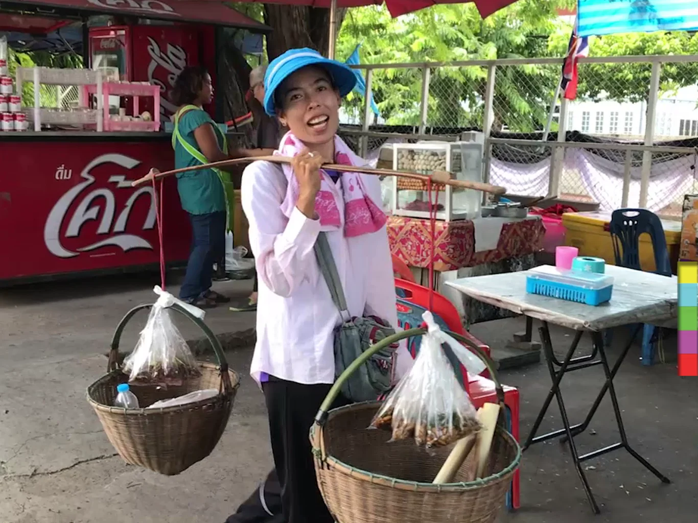 สุดยอดคนสู้ชีวิต ! แม่ค้าหาบเร่ทุกอย่าง 20 ขึ้นรถไฟฟรีจากศรีสะเกษมาขายที่สุรินทร์