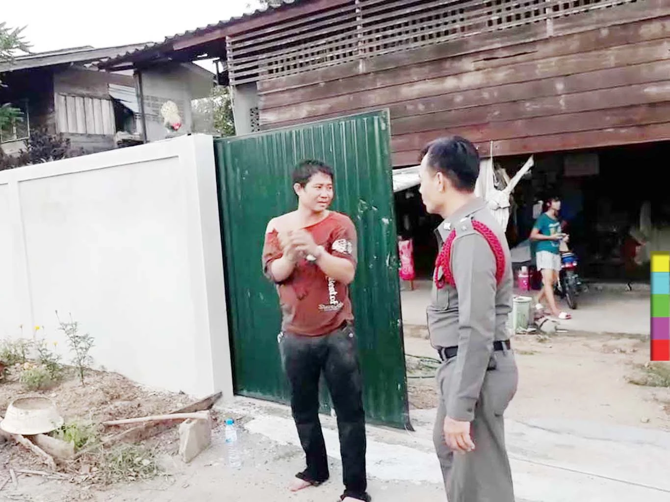 หนุ่มพม่าเกือบตาย ถูกนายหน้าไทยล็อกกุญแจมือ ตี ชิงทรัพย์