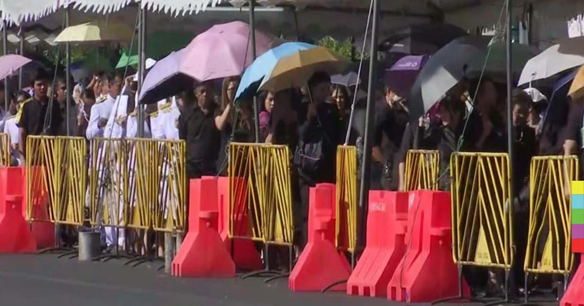 ประชาชนเข้ากราบถวายบังคมพระบรมศพอย่างเนืองแน่น