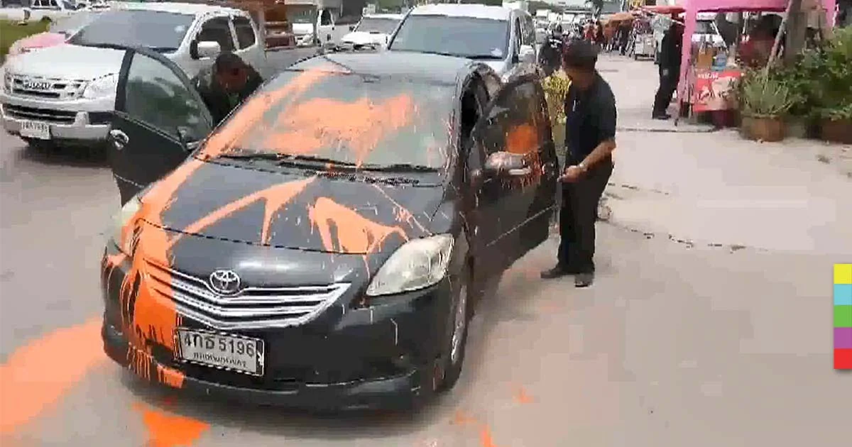 หนุ่มใหญ่เซ็ง ! จอดรถขวางทางไม่เกิน 30 นาที ถูกเจ้าของบ้านนำสีมาราด แถมใช้ไม้ทุบรถซ้ำ