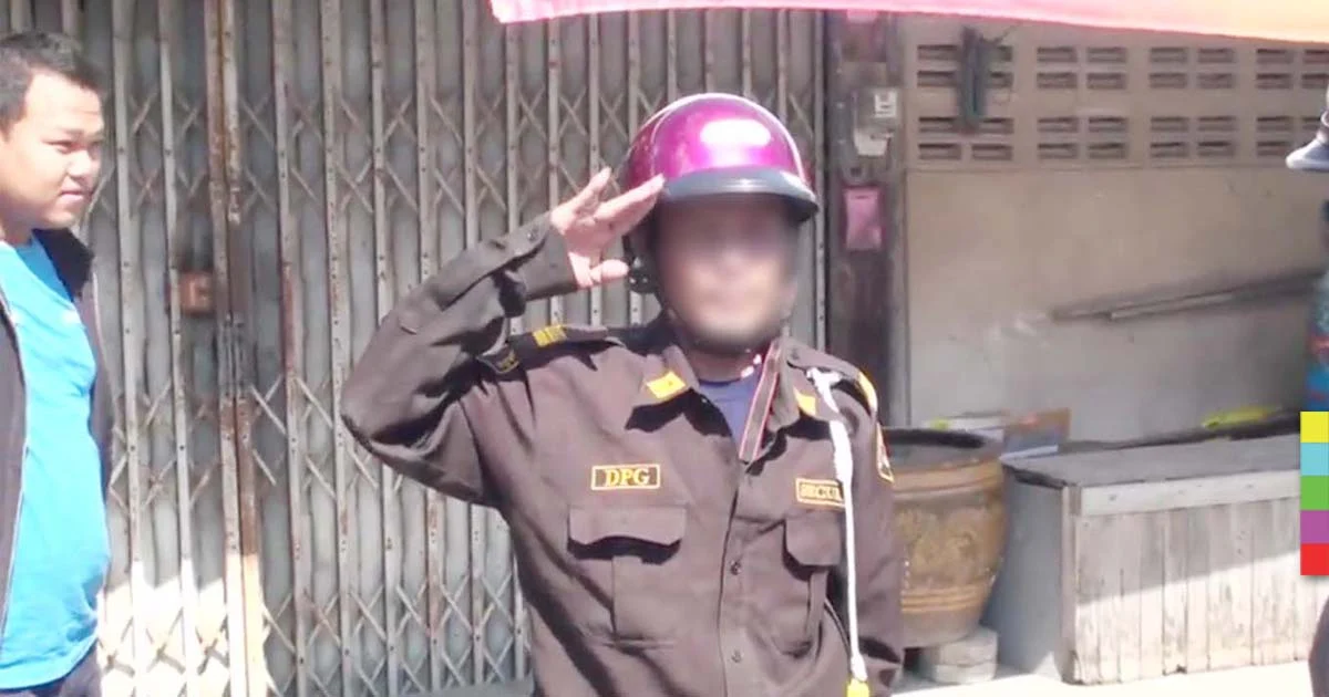 ชายคลั่งเอาหินปาใส่รถกู้ภัย ตร.มา ขอเวลาแป๊บนึง…หย่อนบัตร ปชช.ลงท่อน้ำ
