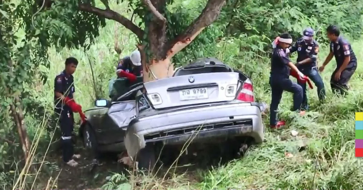 สาวขับ BMW เสียหลักฟาดต้นไม้ดับสลดคาพวงมาลัย