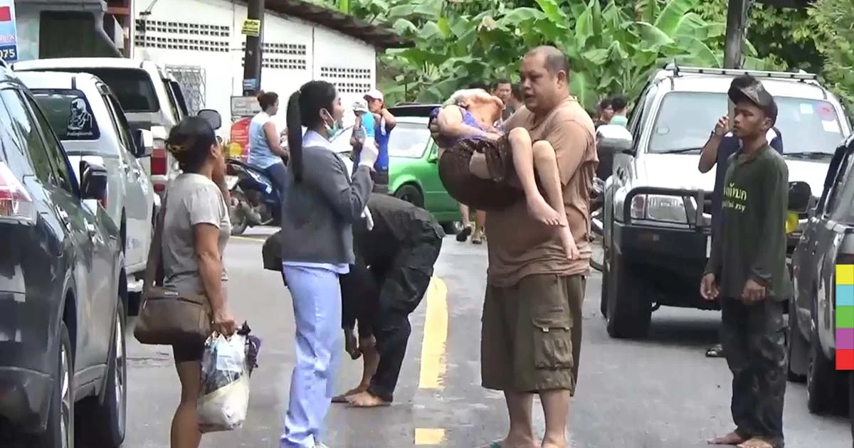ตรังอ่วม ! ทหารเร่งอพยพผู้ป่วยติดเตียงหนีน้ำท่วม