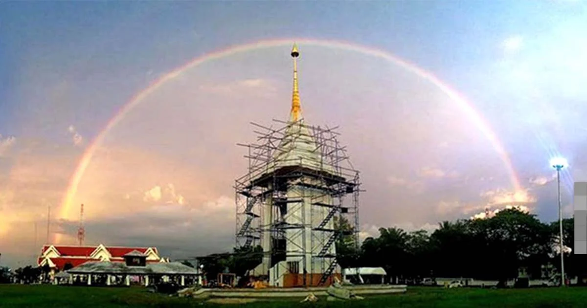 สุดอัศจรรย์ ! เกิดรุ้งกินน้ำสวยงาม เหนือพระเมรุมาศ