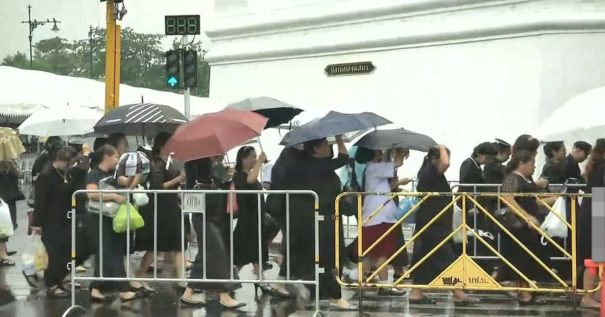 ปชช.หลั่งไหลเข้ากราบถวายบังคมพระบรมศพต่อเนื่อง แม้ฝนตกโปรยปราย