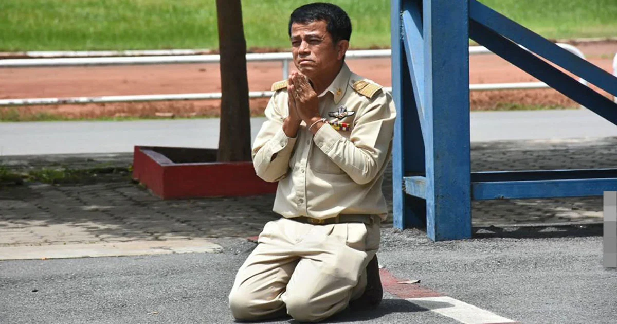 สุดซึ้ง ! ครูวัยเกษียณนั่งกราบลาโรงเรียน ขออโหสิกรรม เป็นครั้งสุดท้าย