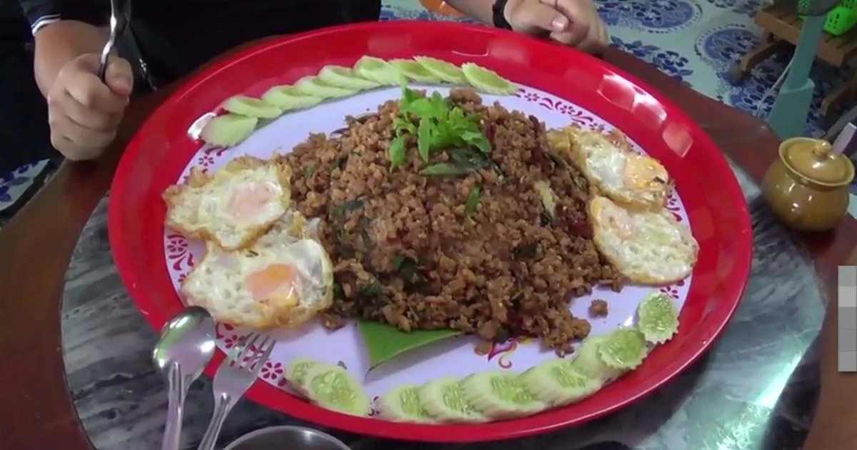 ข้าวกะเพราถาดยักษ์ กินหมดคนเดียวไม่คิดเงิน