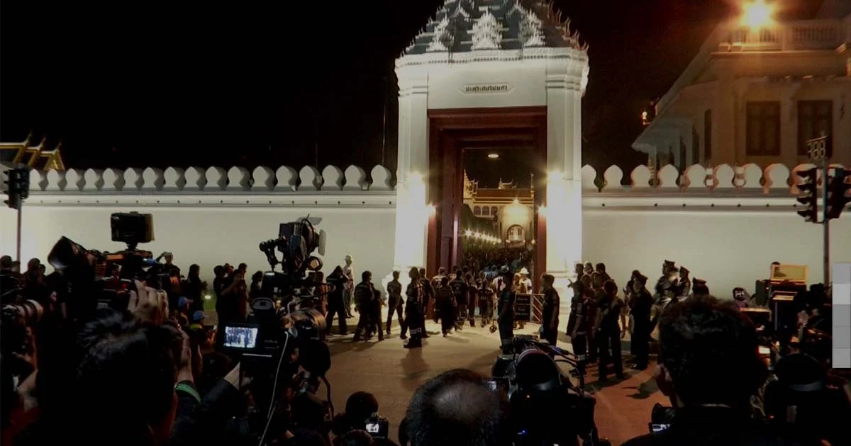 สุดใจหาย ! ปิดประตูวัง หลังประชาชนคนสุดท้ายกราบพระบรมศพ ในหลวง ร.9