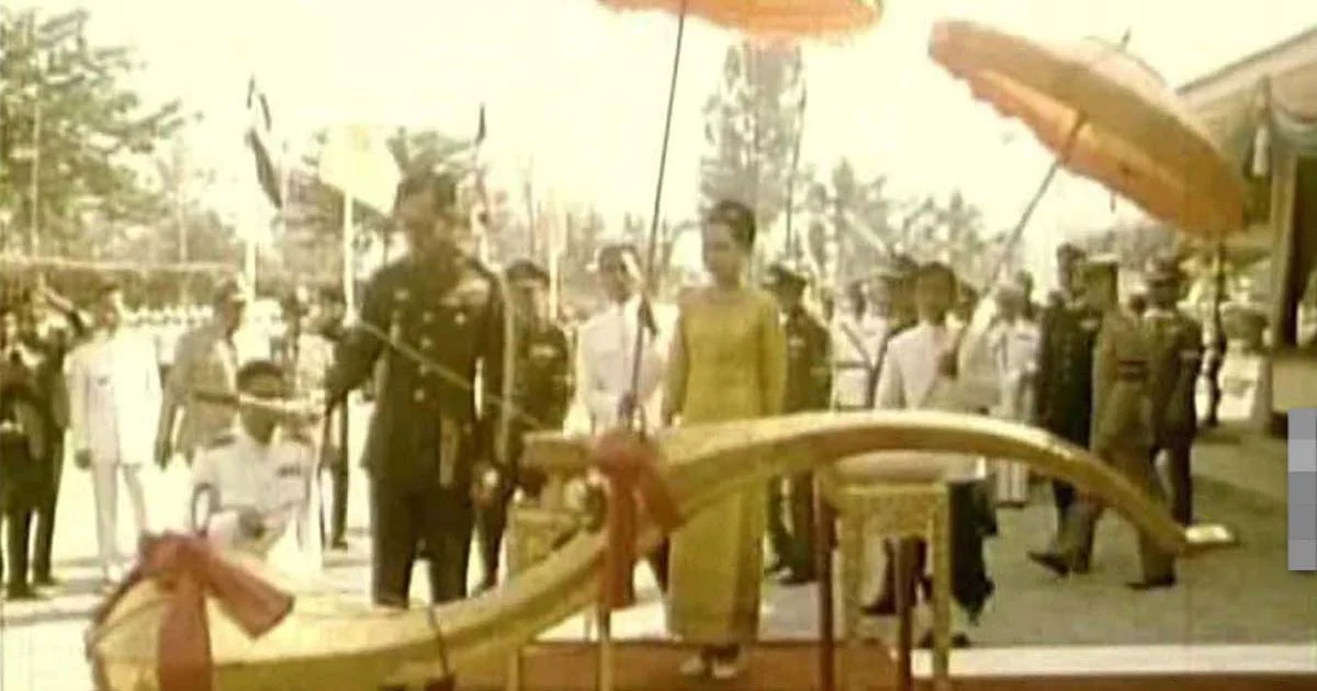 ตักบาตรเทโรที่วัดพระแท่นดงรัง รำลึกถึงในหลวง ร.9 ที่เคยเสด็จเยือนถึง 2 ครั้ง