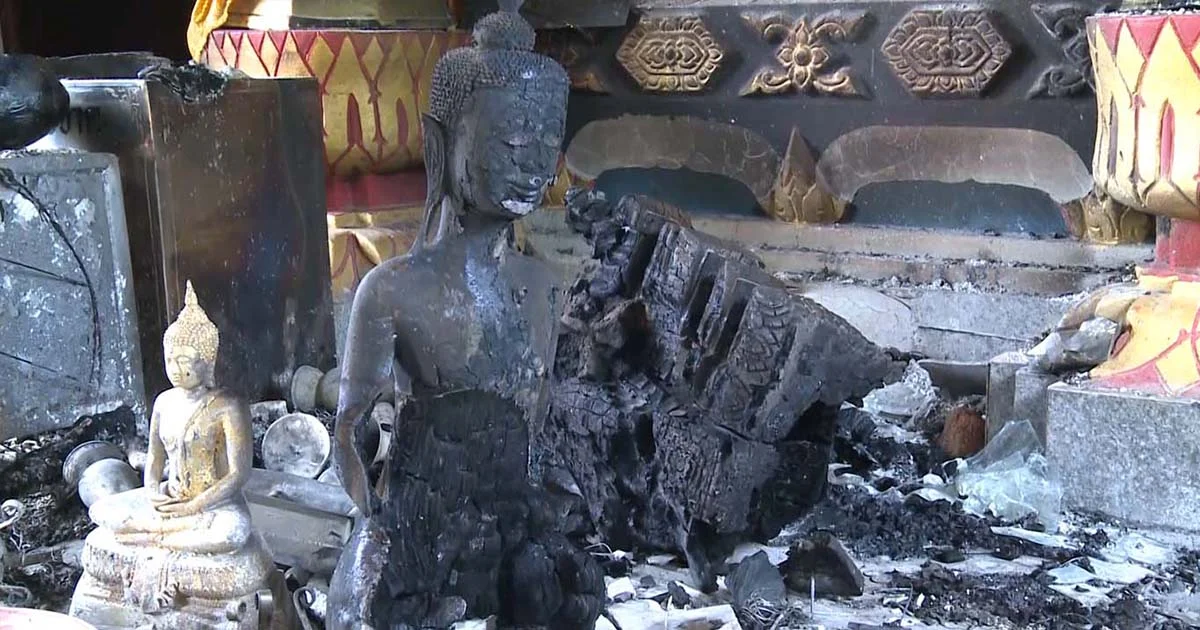 ประเมินค่าไม่ได้ ! ไฟไหม้พระพุทธรูปไม้เก่าอายุกว่า 200 ปี เสียหายทั้งองค์