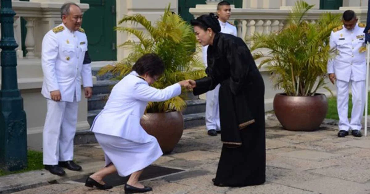 ‘ราชวงศ์ภูฏาน’ เสด็จฯ วางพวงมาลาถวายราชสักการะพระบรมศพ ในหลวง ร.9