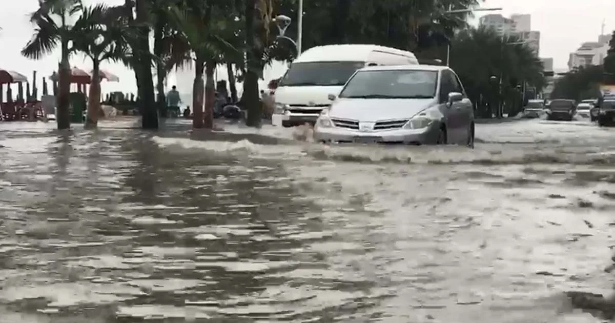 ฝนถล่มเมืองพัทยา ! เกิดน้ำท่วมขังหลายจุด รถเล็กสัญจรลำบาก
