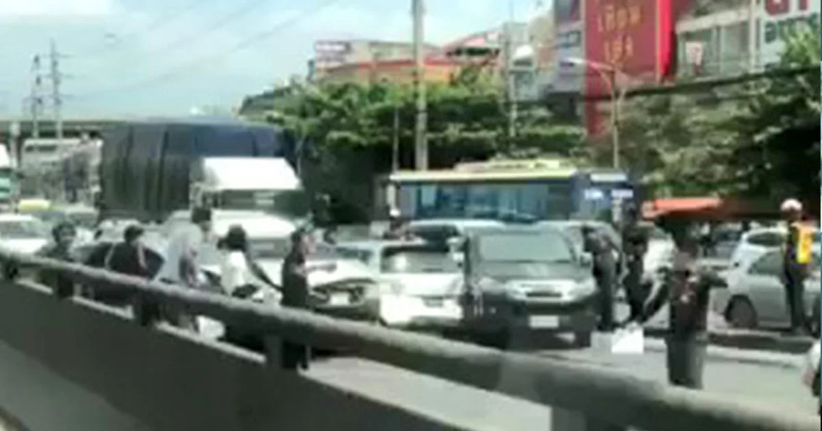 เกิดอุบัติเหตุรถชนกันหลายคัน ตรงเชิงสะพานย่านฟิวเจอร์ รังสิต