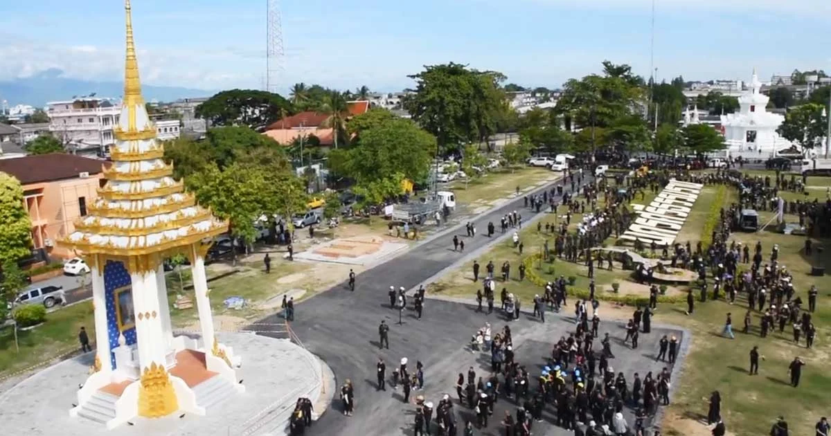 ชาวเมืองคอนรวมพลังทำดีเพื่อพ่อ ประดับดาวเรือง – ทำความสะอาดบริเวณพระเมรุมาศจำลอง