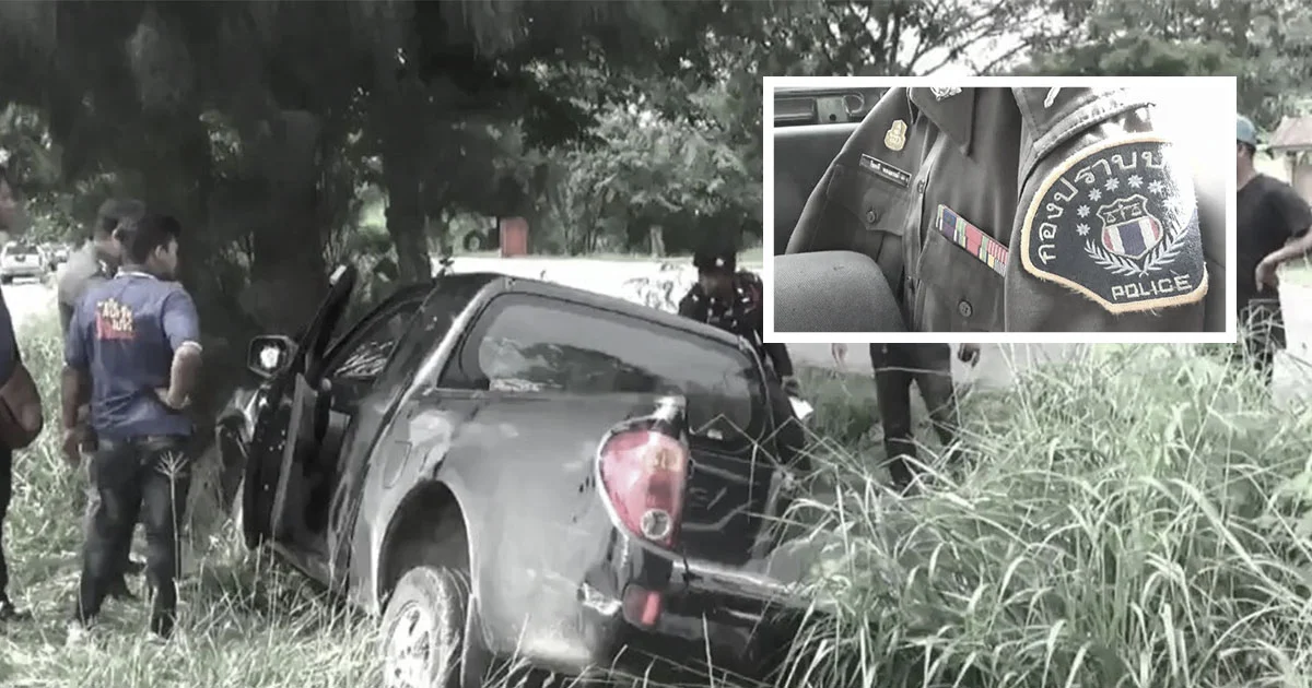 ‘ดาบตำรวจ’ ขับกระบะเสียหลัก ตกร่องกลางถนนชนต้นไม้ รถพังยับ เสียชีวิตที่ รพ.