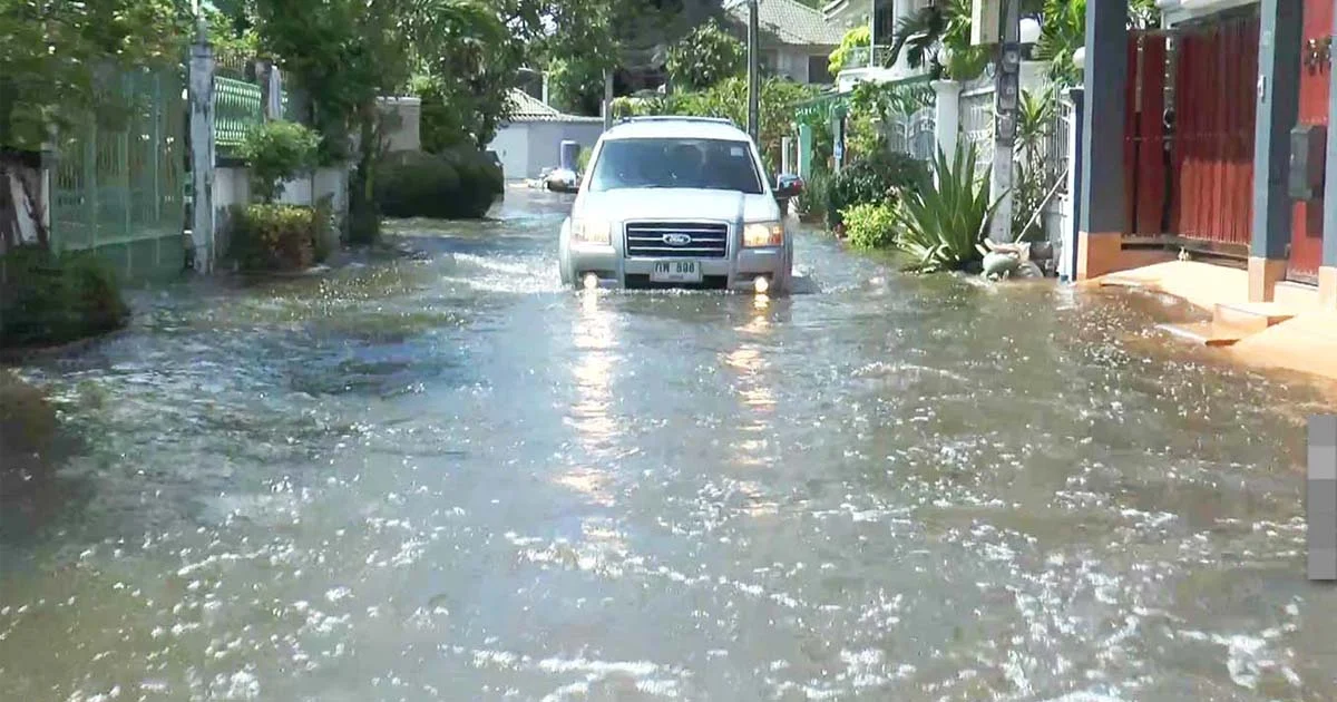 หวิดเปิดศึก ! น้ำท่วมขังทั้งสองหมู่บ้าน จากภาวะฝนตกหนักต่อเนื่อง 2 วัน