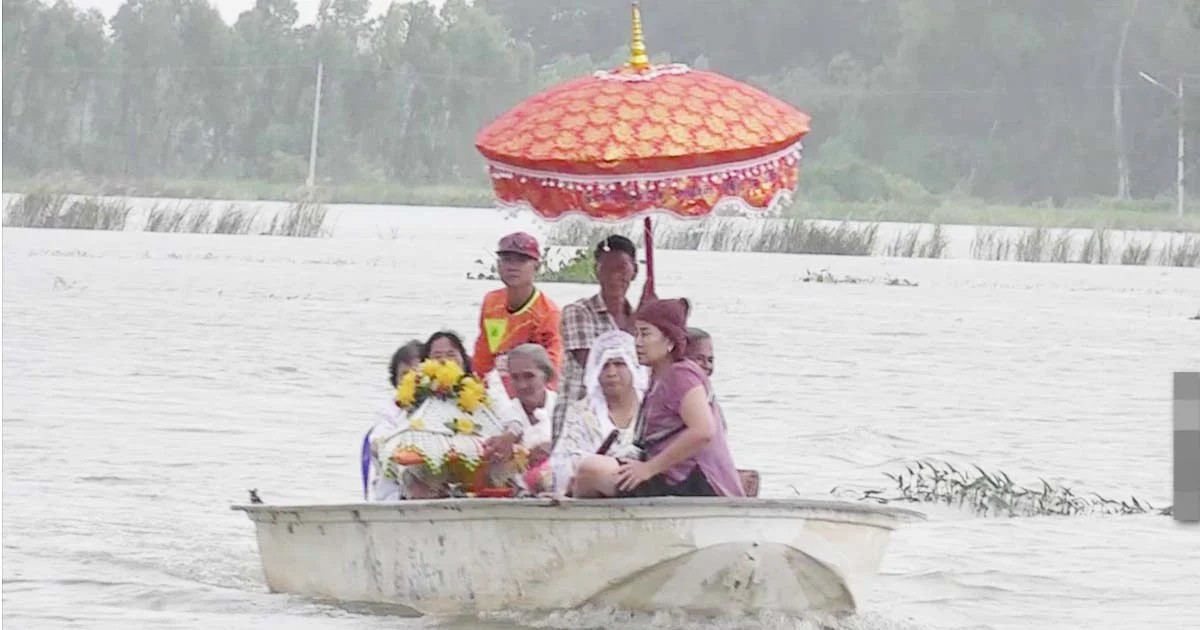 ไม่หวั่นแม้น้ำท่วมสูง นั่งเรือบวชนาค สมความตั้งใจ