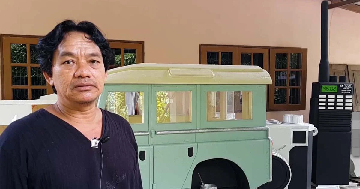 นายช่างศิลป์ตื้นตัน เร่งทำอุปกรณ์จำลองของพ่อ ตกแต่งพระเมรุมาศจำลอง