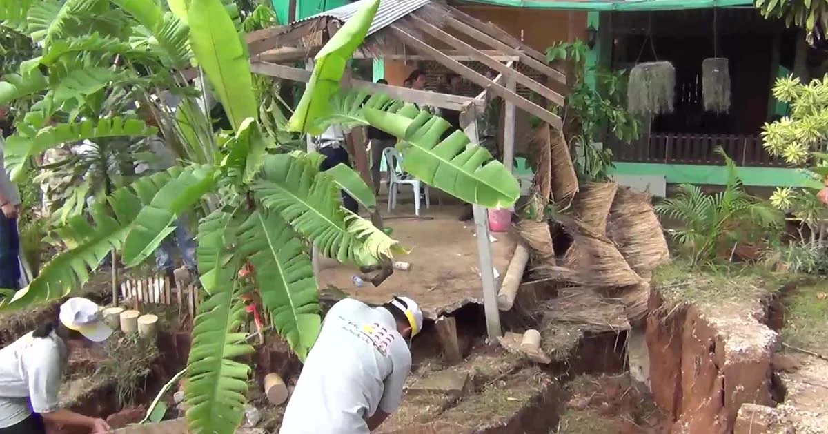 เร่งรื้อบ้านหลังแรกหลังแผ่นดินทรุด พบแผ่นดินขยายวงกว้างอีก 30 ซม.