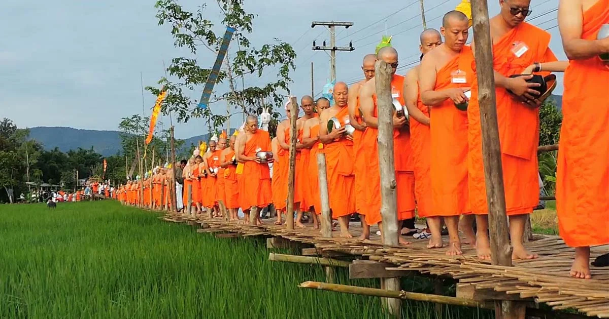 เชียงรายตักบาตรสะพานไม้พระสงฆ์ 109 รูป ถวายเป็นพระราชกุศล