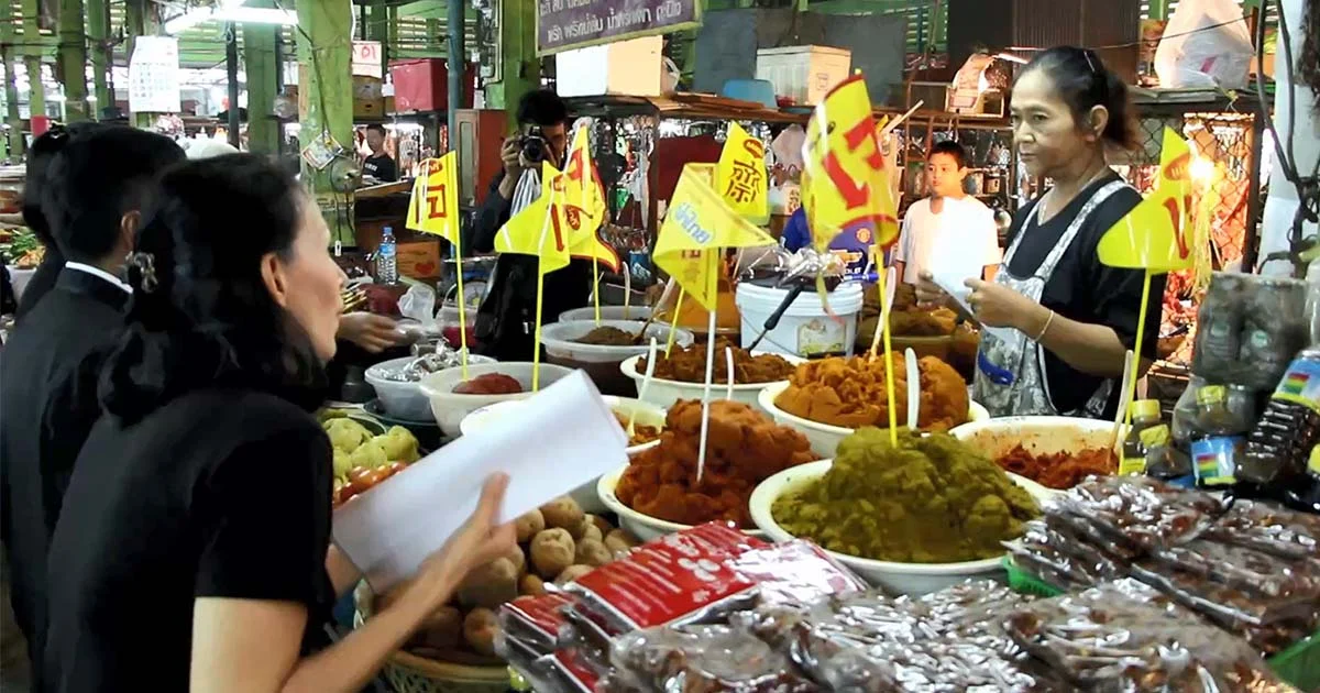 พาณิชย์ตรัง นำทีมลงสุ่มตรวจราคาสินค้าช่วงกินเจ