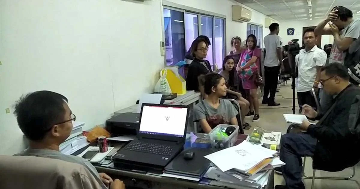 เหยื่อนับสิบบุกโรงพัก แจ้งจับสาวหลอกเล่นหุ้น สูญเงิน 100 ล้านบาท