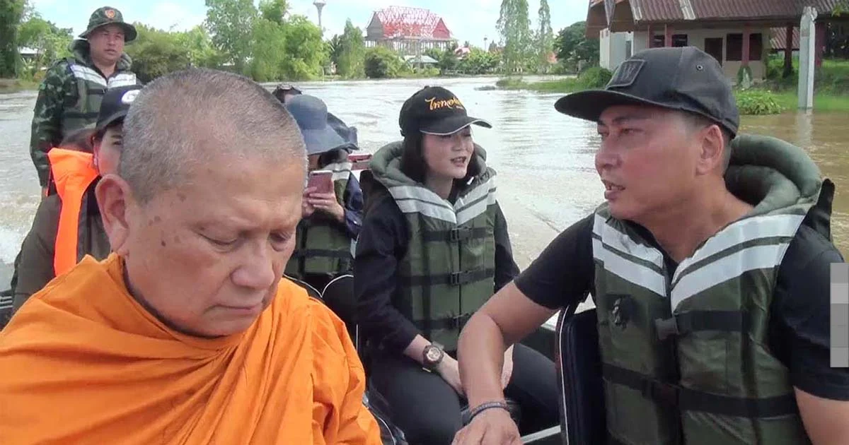 เปิ้ล นาคร – ลำไย ไหทองคำ ลงช่วยเหลือผู้ประสบภัยนํ้าท่วมที่ จ.มหาสารคาม